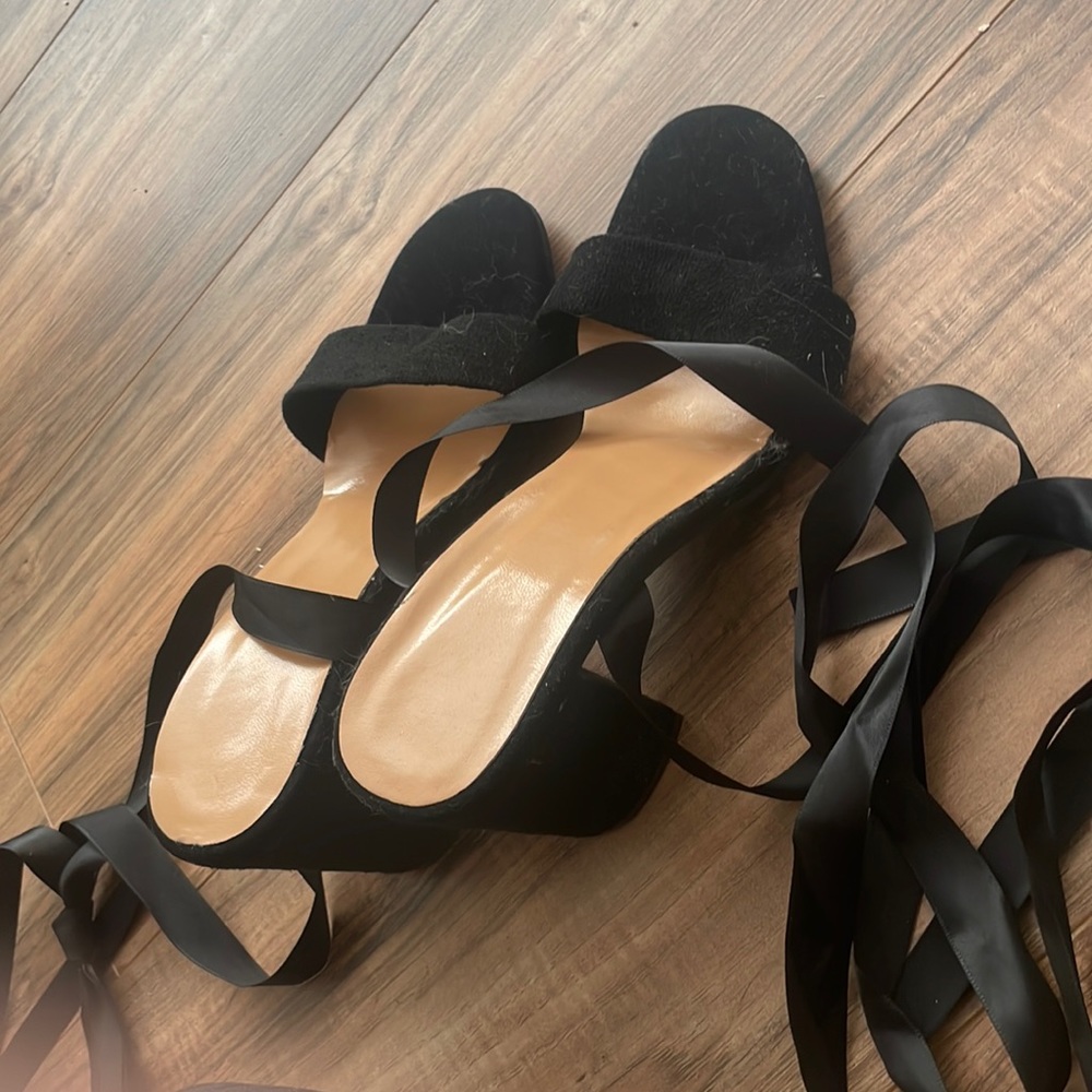 Medium black heels